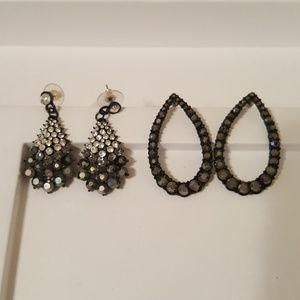 2 pairs of earrings.